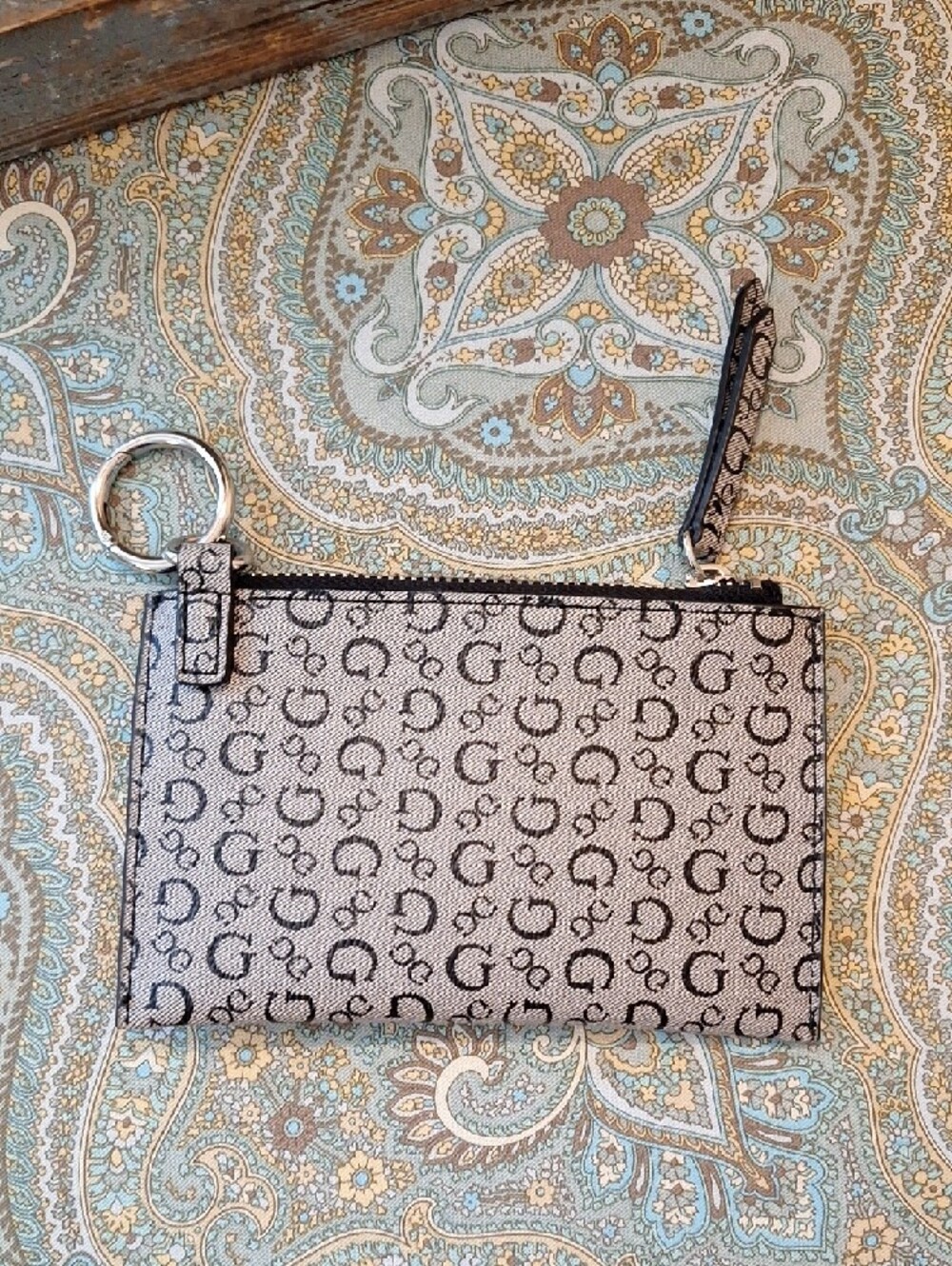 🔥🔥CLEARANCE🔥Guess Black and Gray Signature Zip Key Chain Attachable Wristlet. - Picture 5 of 13